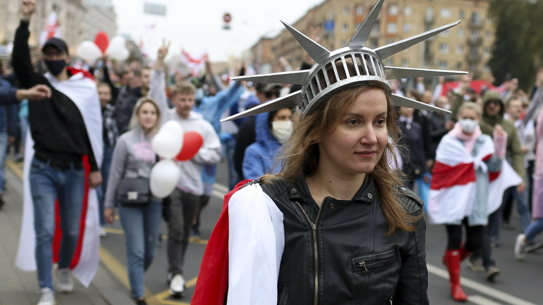 Eine Demonstrantin in Minsk trägt eine Krone aus Pappe, die an die New Yorker Freiheitsstatue erinnert.