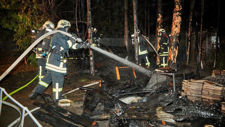 Mehrere Bäume, ein Holzstapel und ein Hühnerstall: Die Feuerwehr konnte den Brand in der Nacht letztlich unter Kontrolle bringen.