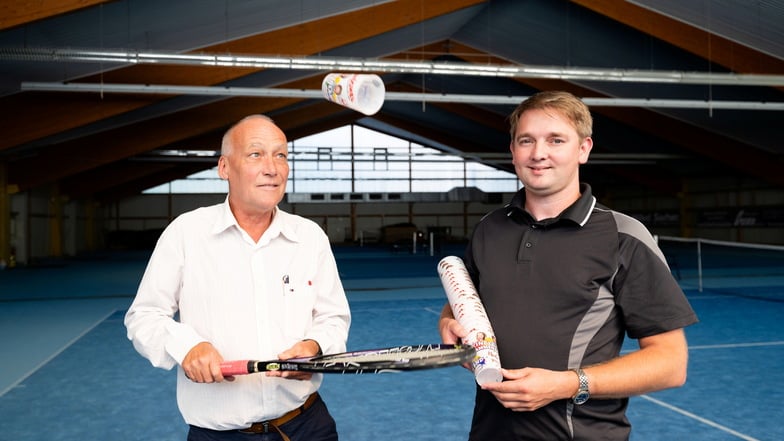 Jürgen Neumann (l.), einer der Eigentümer des Sport Live in Rammenau, gibt den Tennisschläger an die nächste Generation weiter. Aus einem der Tennisplätze will der neue Geschäftsführer Heiko Wasser ein Kindertobeland machen.