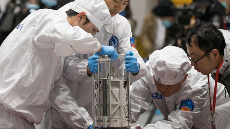 Wissenschaftler bereiten sich nach der Rückkehr des Raumschiffes "Chang'e 5" darauf vor, die Gesteinsproben vom Mond zu wiegen.