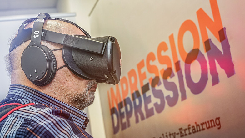 SZ-Redakteur Tilo Berger lässt sich von VR-Brille und Kopfhörern in die Gefühlswelt eines Depressiven versetzen. Den Selbsttest ermöglichte die Robert-Enke-Stiftung. Sie hat es sich zum Ziel gemacht, über die Krankheit Depression aufzuklären und Behandlun