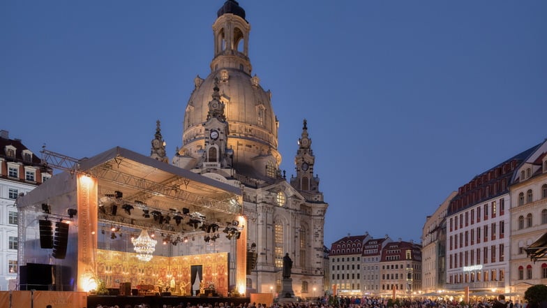 Solch stimmungsvolle Abende vor der Frauenkirche  wie hier 2021 - verspricht das achte Classic Open Air 2024 auf dem Dresdner Neumarkt.