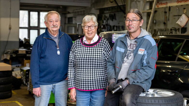 Wehmut vorm Abschied: Kurt, Ursula und David Reitner (v.l.) sagen Tschüss von ihrer Autowerkstatt. Ihr Familienbetrieb in Bischofswerda schließt nach 95 Jahren.