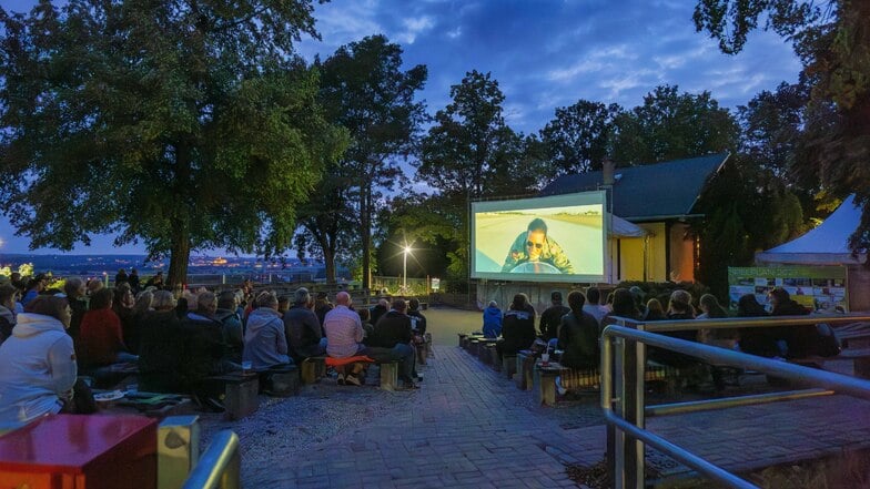 Was für eine Kulisse! Auf dem Gellertberg in Niederau schaut ihr nicht nur tolle Filme unter freiem Himmel, sondern habt noch dazu einen atemberaubenden Blick über das Elbtal.