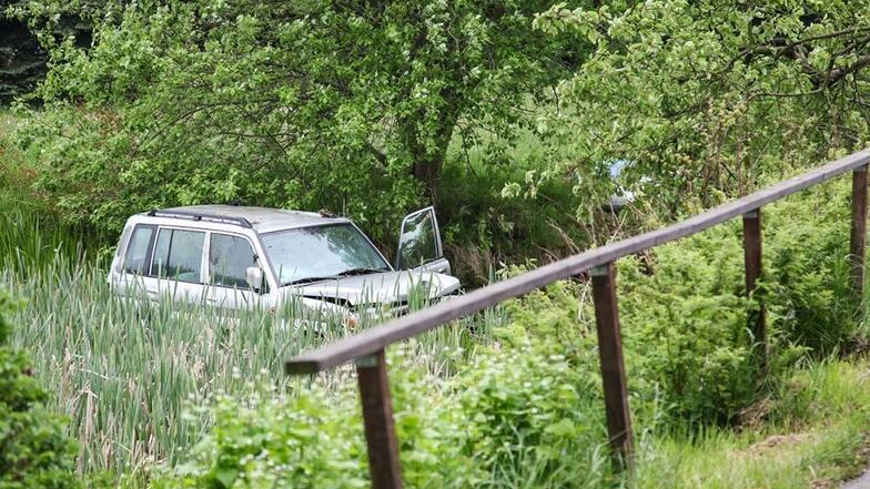 Dabei geriet sein Auto jedoch ins Schleudern und prallte mit hoher Wucht gegen einen weiteren, neben einem Teich stehenden Baum.