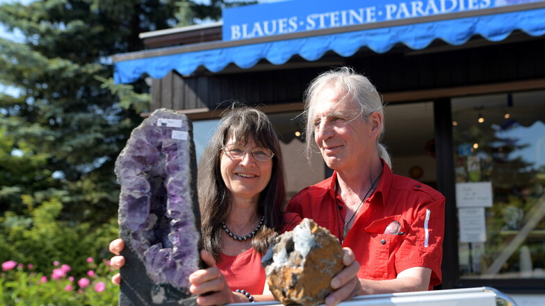 Brigitte Ostheimer und Volkmar Ostheimer-Pietsch betreiben seit 15 Jahren den Steine-Laden in Jonsdorf. Es ist das fast einzige Geschäft im ganzen Kurort.