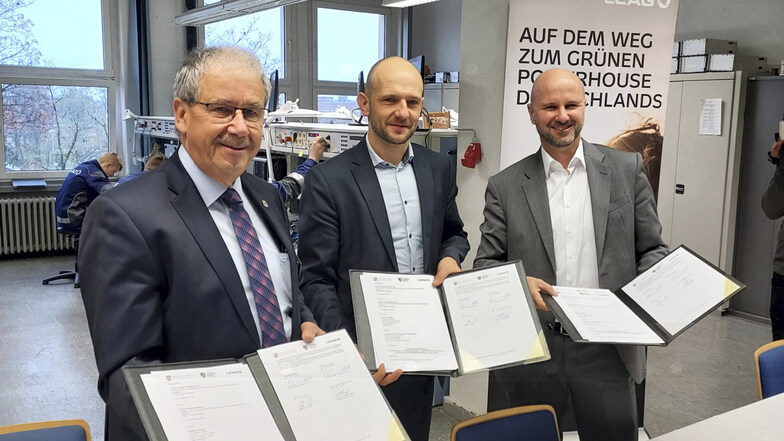 Die Landräte Harald Altekrüger (Landkreis Spree-Neiße) und Dr. Stephan Meyer (Landkreis Görlitz) vereinbarten mit Leag-Personalvorstand Jörg Waniek (v.l.) eine Kooperation in der Berufsausbildung.