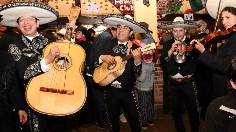Die Gruppe Mariachi Sol Latino spielt in der „Tequila Bar“ beim 23. Countryfest in der Forest Village Ranch in Walddorf bei Daubitz am Sonnabendnachmittag und Sonntagvormittag temperamentvoll auf.