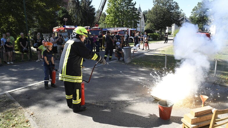 Zur Einweihung am Sonnabend präsentierten die Colmnitzer Feuerwehleute auch eine Technikschau.