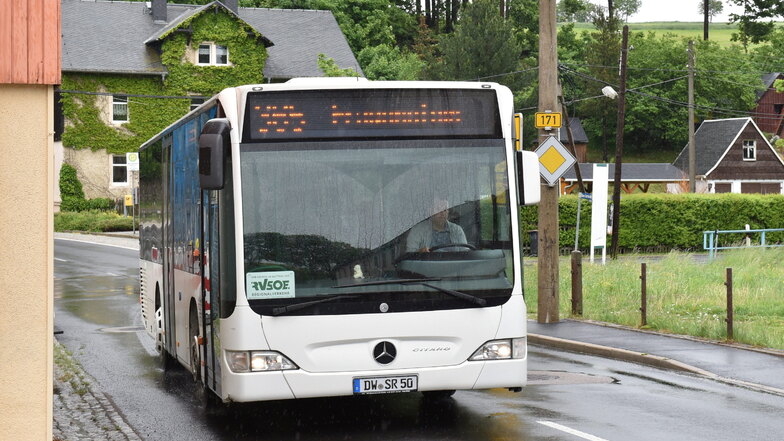 Ein Taktbus fährt durch Hennersdorf. Das System wurde auf der Linie nach Frauenstein neu eingeführt und soll noch bis Rechenberg-Bienenmühle ausgeweitet werden.