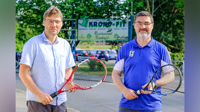 Die Tennisfreunde Sebastian Radics (links) und Gregor Tausch gehören zu den Initiatoren der Petition. Aus Sorge um die Nachwuchsarbeit wollen sie nicht, dass im Krokofit ein weiteres Spielfeld für den Fitnessbereich geopfert wird.