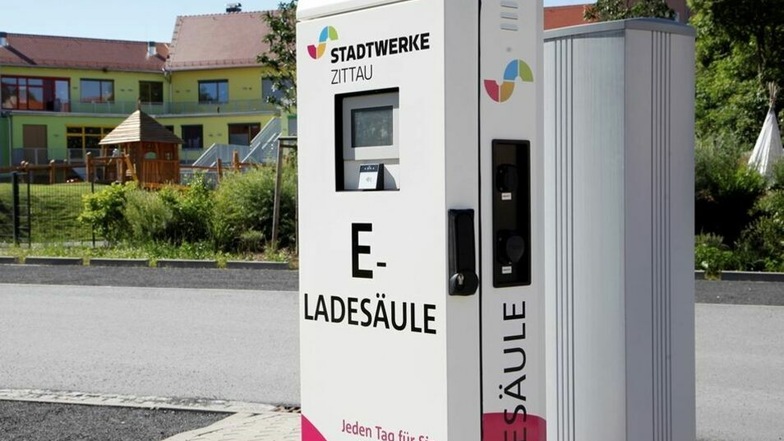 Die E-Tankstelle auf dem Parkplatz Breite Straße war die erste im Zittauer Zentrum. Sie wurde 2016 eingeweiht.