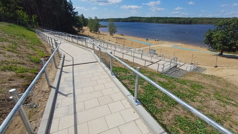 Der neue barrierefreie Abgang zum Senftenberger See im Familienpark.