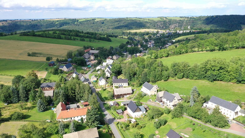 Das ist der obere Teil des Altenberger Ortsteil Bärenstein, das sogenannte Dorf. Hier machen sich Landwirte und Anwohner Sorgen wegen einer möglichen Lithiumaufbereitung in der Nachbarschaft.