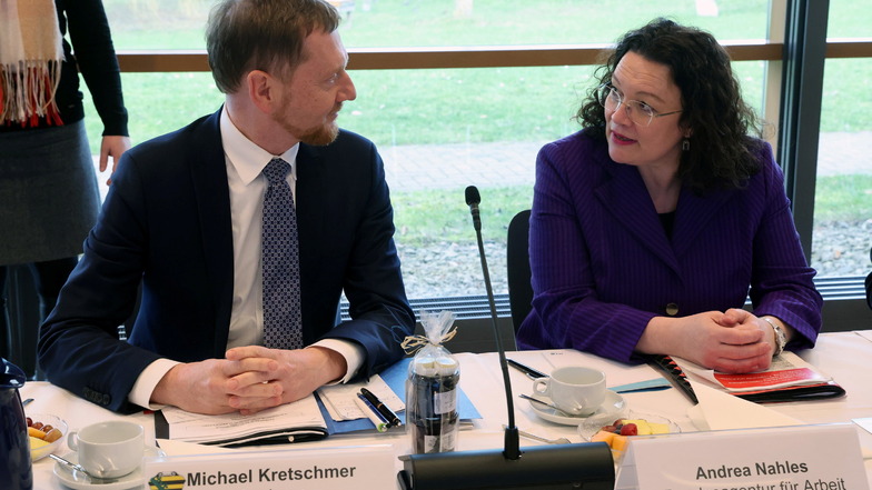 Vor Beginn der Fachkräftekonferenz Ost unterhalten sich Sachsens MP Michael Kretschmer (CDU) und Andrea Nahles (SPD), Vorstandsvorsitzende der Bundesagentur für Arbeit.