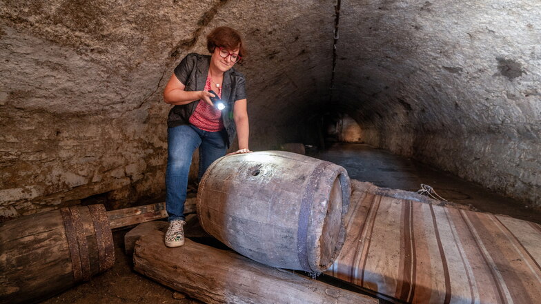 Kulturamtsleiterin Christiane Böttger im alten Schloßbergkeller. Der wird vom Bauhof noch bis zum Weinfest aufgeräumt und dann einer ganz besonderen Nutzung zugeführt.