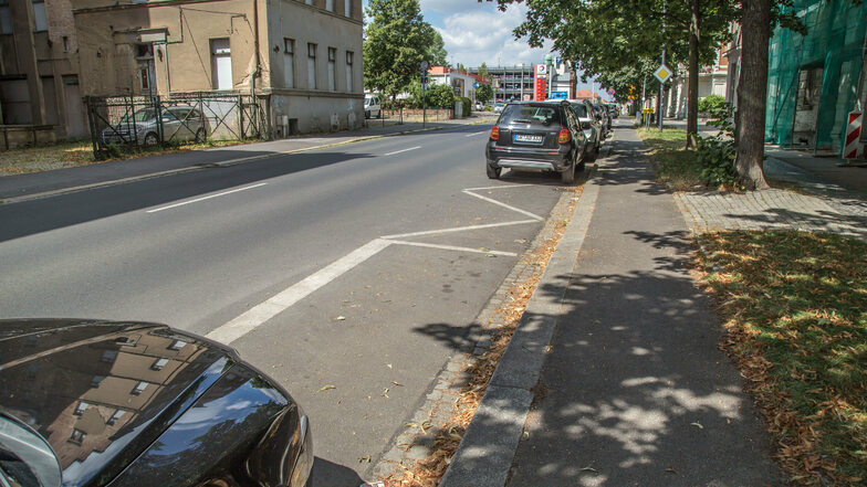 Ein seltenes Bild: ein freier Parkplatz an der Bahnhofstraße. Es gibt Überlegungen, hier Bewohnerparken einzurichten.