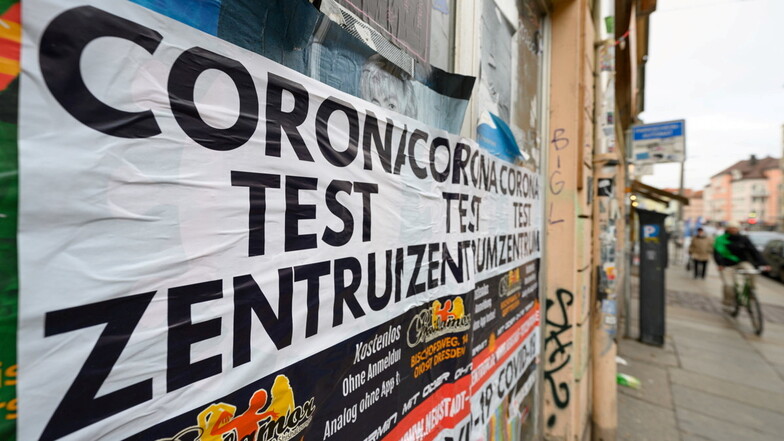 Plakate weisen in der Dresdner Neustadt auf ein Corona Testzentrum hin: Die Inzidenz steigt auch in Sachsen weiter.