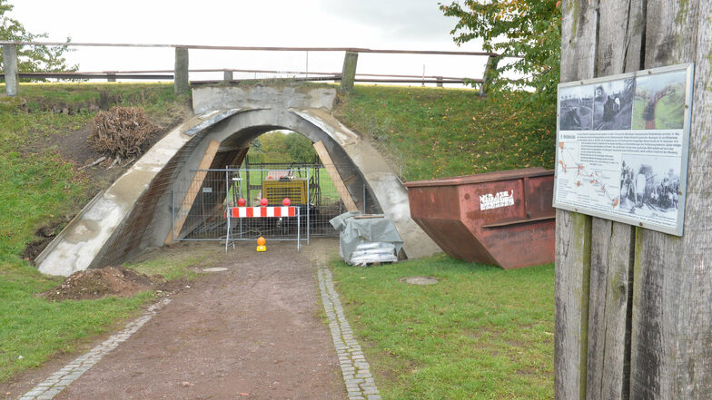 Die Brücke über die ehemalige Kleinbahnstrecke in Kesselsdorf wird repariert.