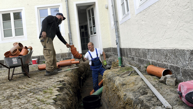 Die Mitarbeiter der Firma von Detlef Wolsch aus Weißwasser verlegen an der Kita „Ulja“ eine neue Abwasserleitung.