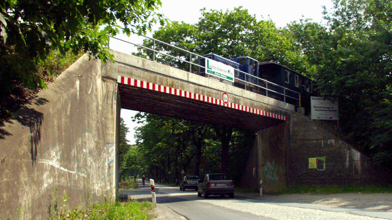 Diese Brücke über die S 95 zwischen Wittichenau und Oßling sollte dem geplanten Straßenneubau ein paar Meter weiter links weichen. Das Bild entstand am 30.6.2001.