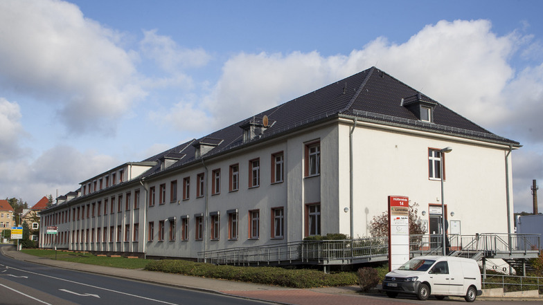 Das Bürohaus an der Hüttenstraße gehört der Stadt Freital und soll kostspielig umgebaut werden.