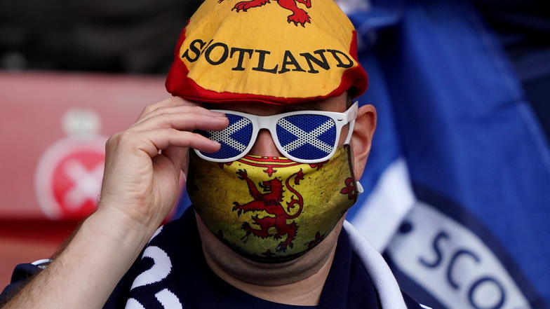 Noch glauben die Schottland-Fans an ein Weiterkommen. Und falls ihre Mannschaft doch ausscheiden sollte, dann gilt zumindest ein Motto: Wir feuern jeden an, bloß nicht England.