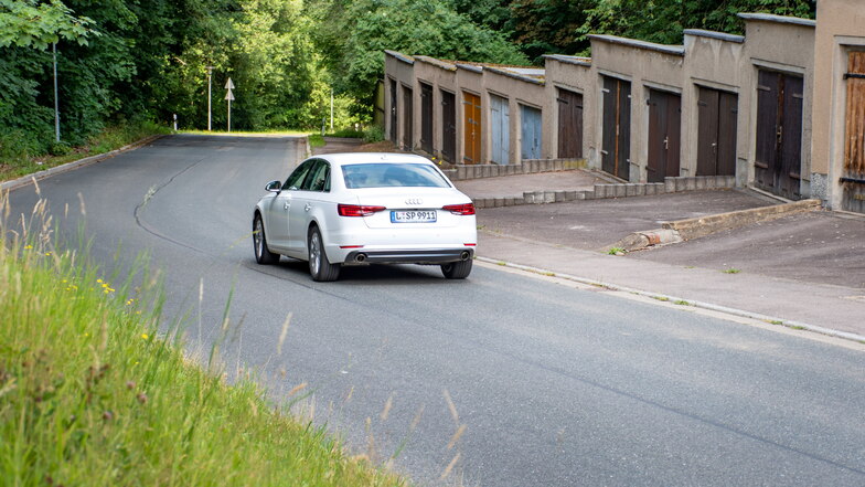 Die Straße am Niethammerberg soll demnächst eine neue Deckschicht erhalten.
