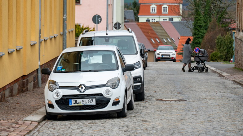 Vor der Kita „Wirbelwind“ auf der Leisniger Eulenbergstraße gibt es nur wenige Parkmöglichkeiten. Kann das Ausweisen von Kurzzeitparkplätzen den Eltern helfen, die ihre Kinder bringen und abholen?