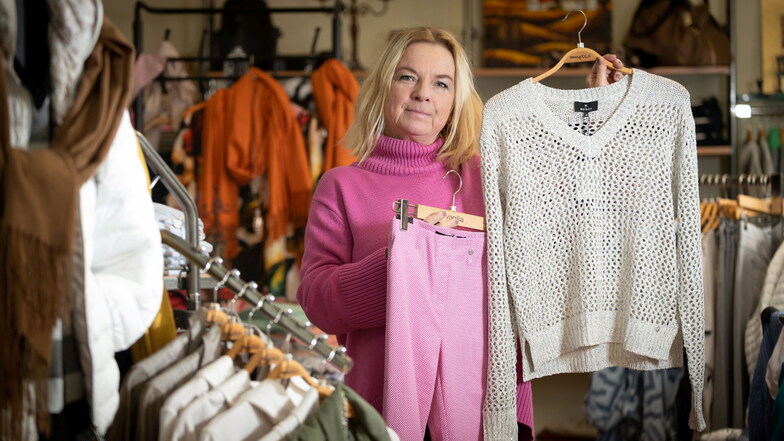 Andrea Martin in ihrem Ottendorfer Geschäft "Andrea Moden" mit dem Damen-Frühlingstrend: Rosa und ein bisschen Transparenz. Die dreifache Mutter betreibt den Laden seit fast 34 Jahren.