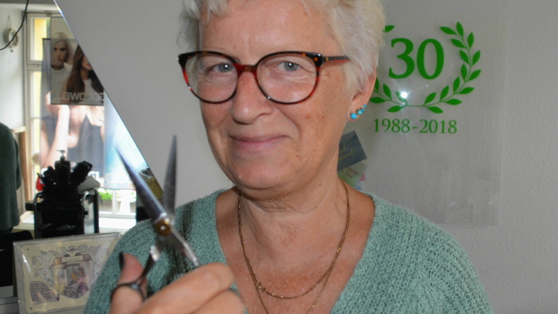 Friseurin Anne Altus hat seit 33 Jahren ihren Laden auf dem Reichenbacher Markt.