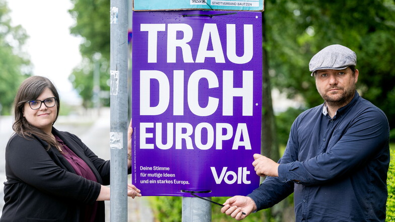 Familie beim Aufhängen von Wahlplakaten in Bautzen bedroht