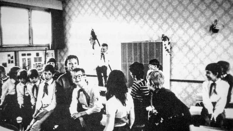Aufnahme eines Klassenraums Mitte der 80er Jahre mit der typische Tapete im Hintergrund.