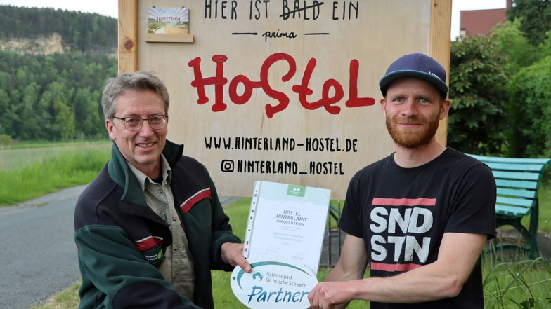 Willkommen im Klub: Hanspeter Mayr (l.) vom Nationalpark Sächsische Schweiz begrüßt Hinterland-Hostel-Chef Christoph Hubrich als neuen Nationalparkpartner.