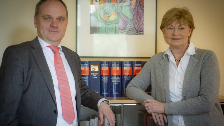 Gabriele Wagner übergab ihre Rechtsanwaltskanzlei in Kamenz an ihren Kollegen Cornelius Hartmann. Der Pulsnitzer führt bereits seit 2002 eine Kanzlei in Bautzen. Sie wird künftig noch als freie Mitarbeiterin in der Kanzlei beschäftigt sein.