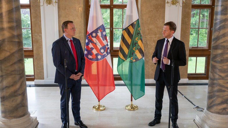 Die Ministerpräsidenten Bodo Ramelow (l.) und Michael Kretschmer traten nach der gemeinsamen Sitzung der Landesregierungen Thüringens und Sachsens vor die Presse.