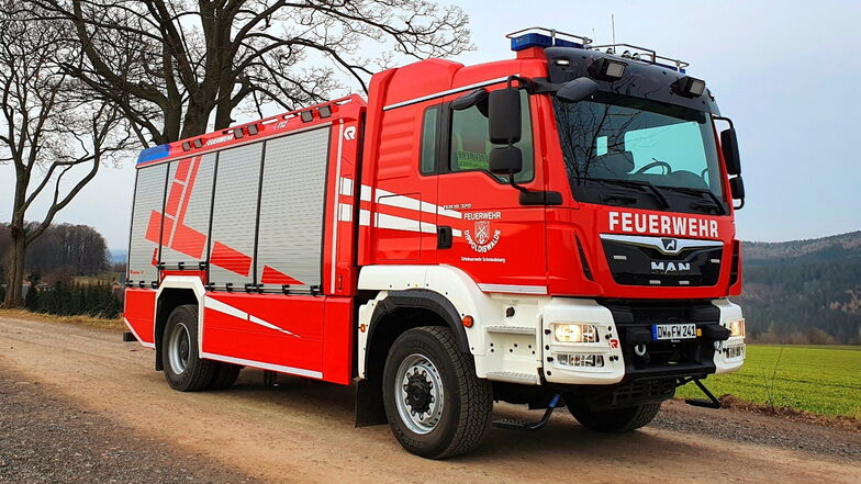 Die ist das neue Tanklöschfahrzeug der Feuerwehr Schmiedeberg. Sie war am Sonntag im Einsatz, um einen Bahndammbrand in Naundorf zu löschen.