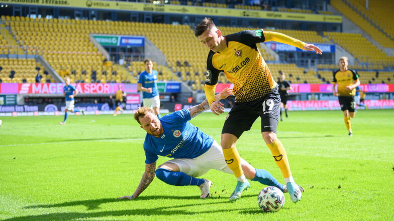 In der vorigen Saison spielte Jonathan Meier (r.) noch für Dynamo gegen Hansa Rostock - jetzt ist er zu den Ostseestädtern gewechselt.