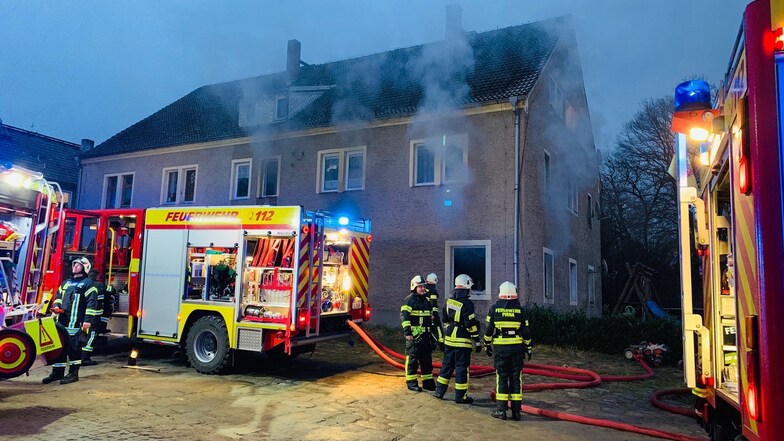 Die Kameraden der Feuerwehr löschten den Brand in einem Mehrfamilienhaus.