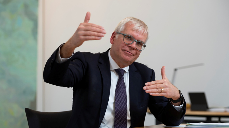 Der CDU-Politiker Hartmut Vorjohann (58) ist seit Dezember 2019 Staatsminister für Finanzen und damit verantwortlich für die sächsische Landeskasse.