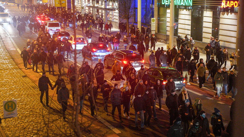 Laut Polizeiangaben sind am Montagabend bis zu 1.000 Menschen durch die Bautzener Innenstadt gezogen.