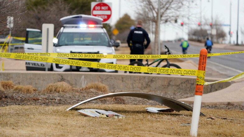 USA, Broomfield: Ein Trümmerteil eines Flugzeugs liegt auf einer mit Polizeiband abgesperrten Fläche. Massive Flugzeugteile sind nach dem Ausfall eines Triebwerks unweit der US-Stadt Denver im Bundesstaat Colorado in Wohngebiete gestürzt.