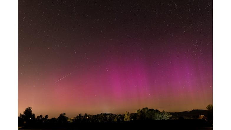 Uwe Kunze gelang in Großschönau ein Bild mit Polarlichtern und Sternschnuppe.