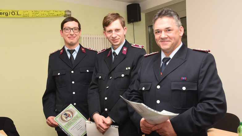 Thomas Rehle, Lars Lehmann und Hartmut Kosubek (von links) erhalten die Auszeichnung als „Feuerwehrmann des Jahres“ in der Freiwilligen Feuerwehr Klitten.
