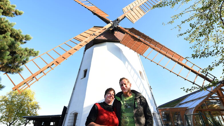 Anke und Andreas Hüttner stehen im nordsächsischen Kupsal vor ihrer Turmwindmühle aus dem Jahr 1883.