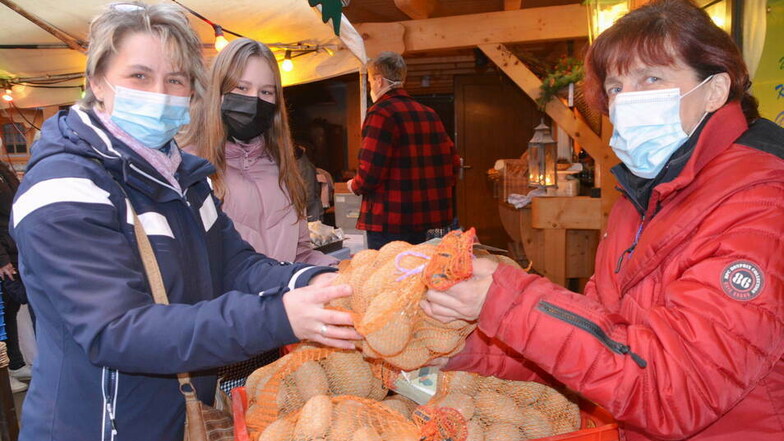 Sabine Vetter (rechts) verkauft zwölf selbst angebaute Sorten Kartoffeln. Martina Rohne und Tochter Linda aus Markersdorf greifen da gerne zu.