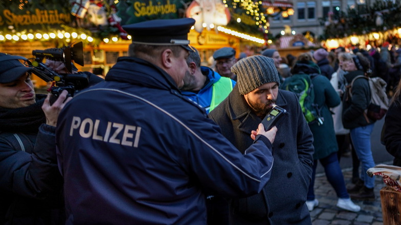 Polizei macht Alkoholkontrolle auf dem Dresdner Striezelmarkt