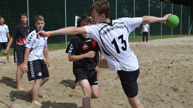 Jugendmannschaften aus Mittelsachsen und der Region Leipzig traten bei einem Beachhandballturnier im Freibad an. Mit dabei auch die HSG Neudorf-Döbeln.
