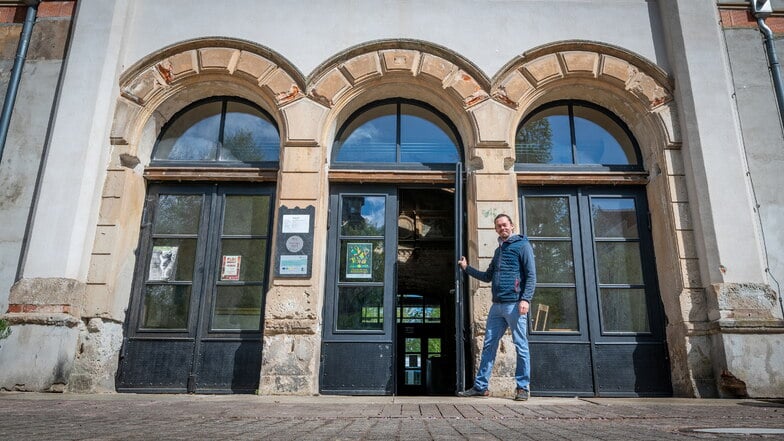 Christoph Schönbeck von den Akteuren des Leisniger Kulturbahnhofes zeigt das erste Stück Barrierefreiheit: Die Stufe vorm Eingangsportal des Bahnhofsgebäudes ist bei der laufenden Sanierung verschwunden.