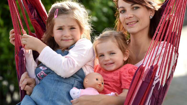 Die siebenjährige Mara (links) mit ihrer Mutter Sabrina und ihrer kleinen Schwester Mia in Leuba.